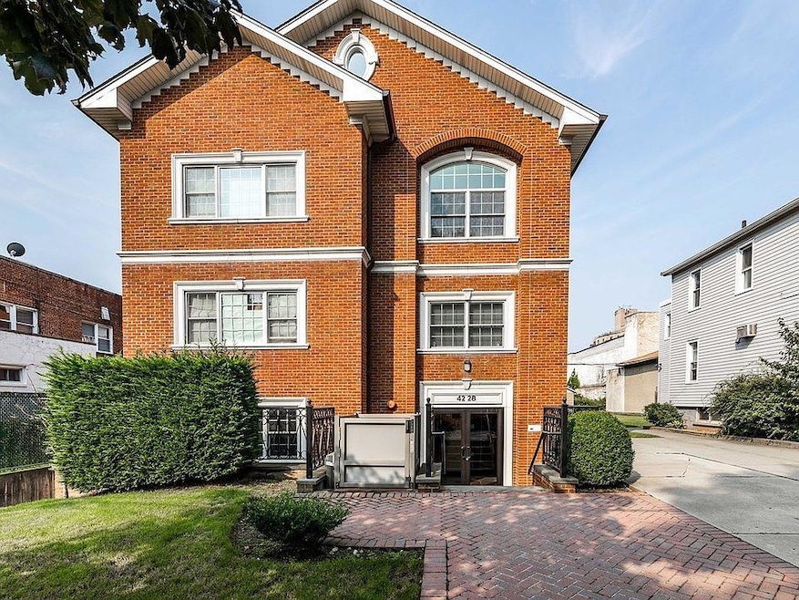 42-28 214th Place unit B3, Bayside, NY 11361 - photo 1