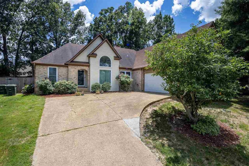 Beautiful home in Cordova Woods subdivision.. clos