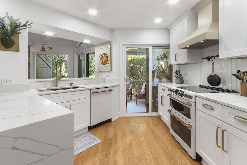 963 Duck Pond Rd, Fontana, WI 53125 - photo 1