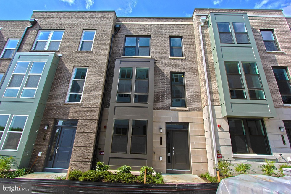 13328 Sherwood Park Ln, Herndon, VA 20171 - photo 1