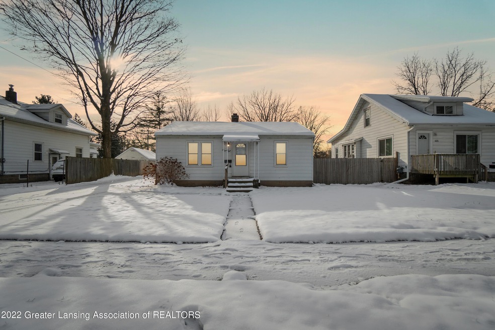621 W Berry Ave, Lansing, MI 48910 - photo 1