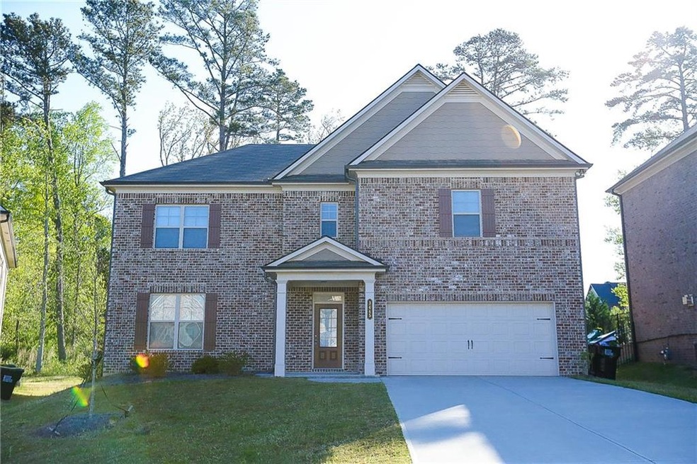 View of front of house featuring a front lawn and 