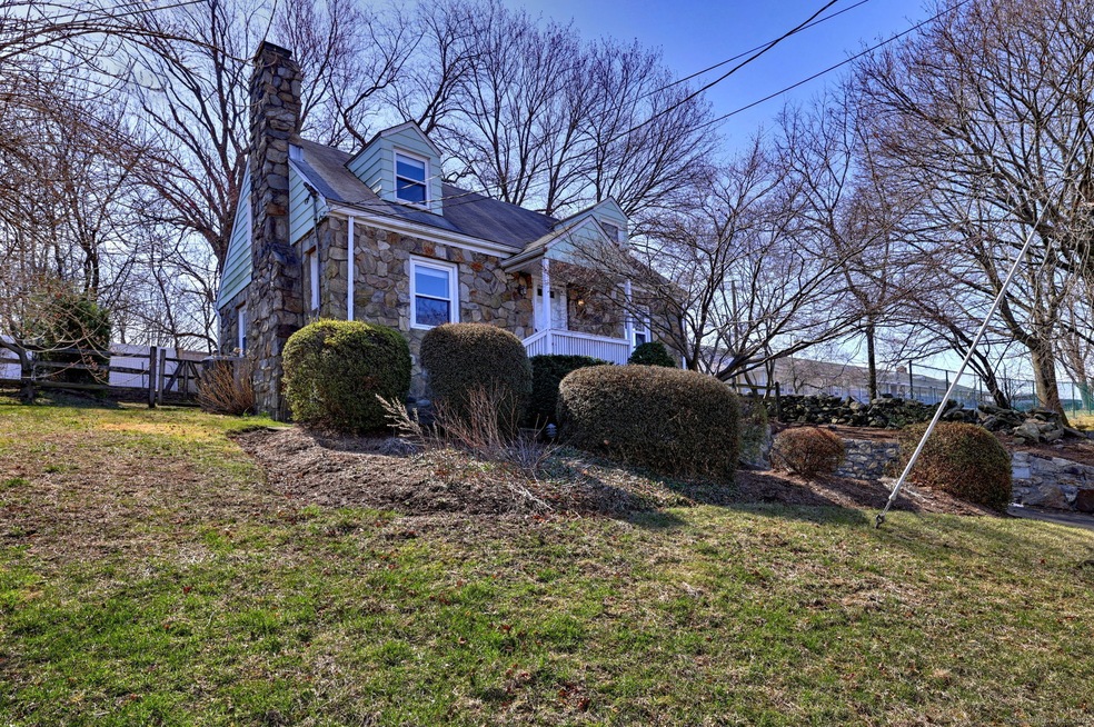 321 Post Rd, Fairfield, CT 06824 - photo 1