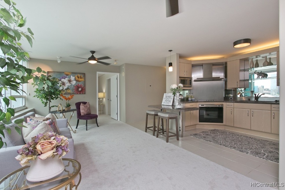 Nice floor plan with 2 bedrooms on each side! Each