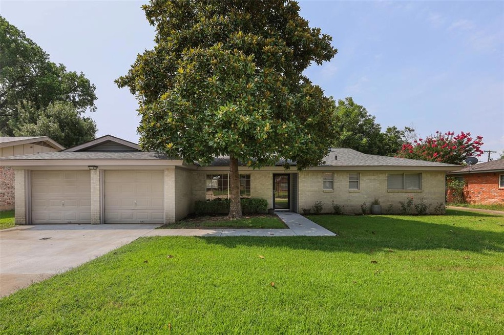 304 Tanglewood Dr, Hurst, TX 76053 - photo 1