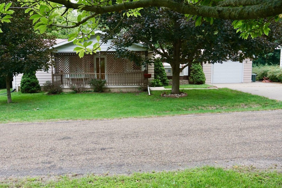 807 Union St, Columbus Junction, IA 52738 - photo 1