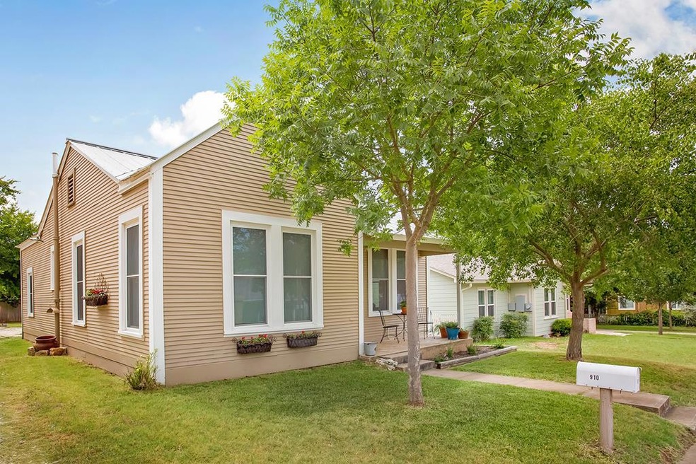 910 Hill St, Fredericksburg, TX 78624 - photo 1