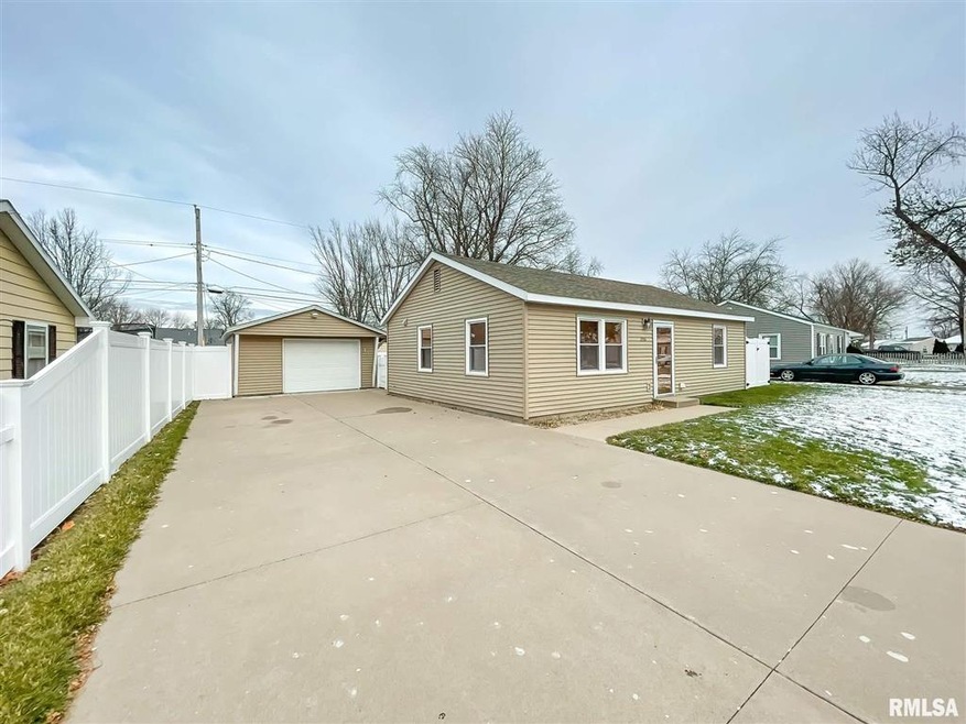 2116 W 69th St, Davenport, IA 52806 - photo 1
