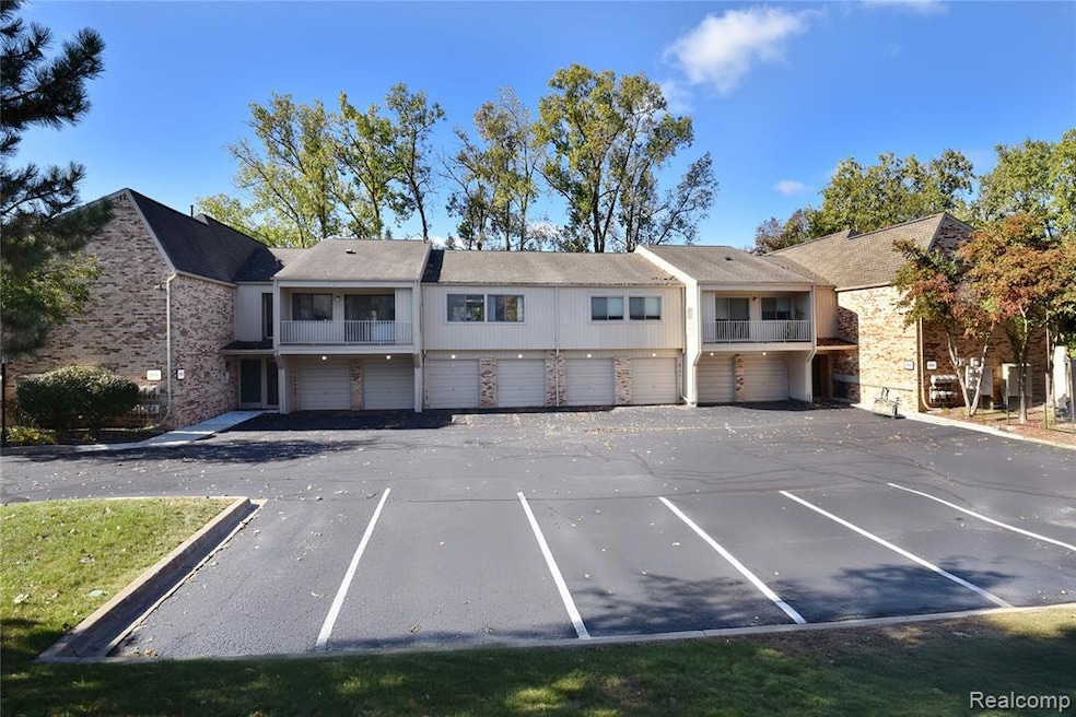 3925 Lone Pine Rd unit 300, West Bloomfield, MI 48323 - photo 1