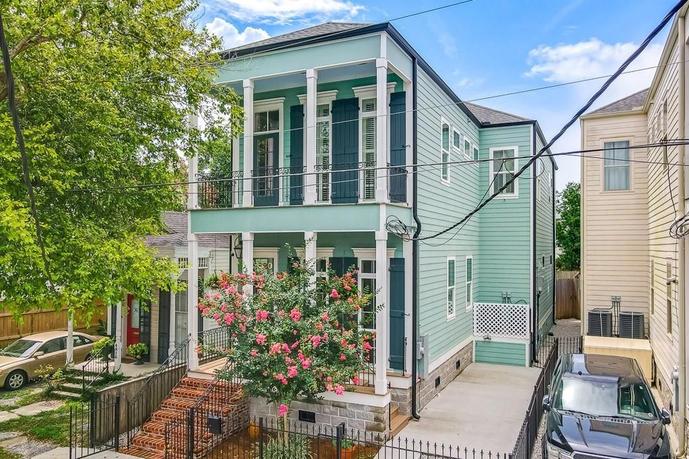 Beautiful home, 4 years young, in fabulous walkabl