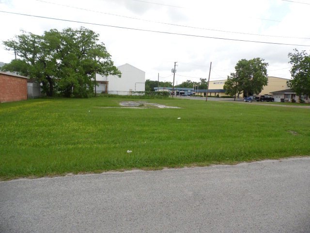 1500 Avenue G, Bay City, TX 77414 - photo 1