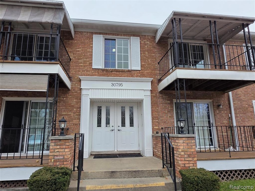 30795 Shiawassee Rd unit A-7, Farmington, MI 48336 - photo 1