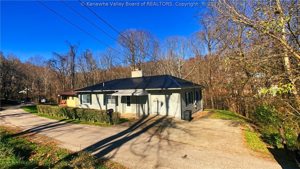 185 Oak St, Dunbar, WV 25064 - photo 1