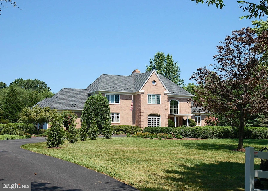 9001 Saunders Ln, Bethesda, MD 20817 - photo 1