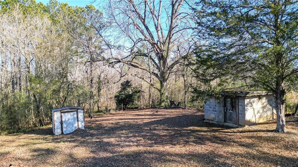 View of yard featuring a storage shed