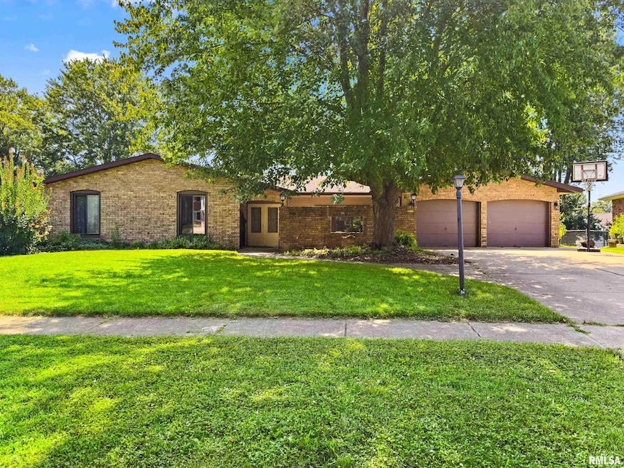 706 Yorkshire Ct, Washington, IL 61571 - photo 1