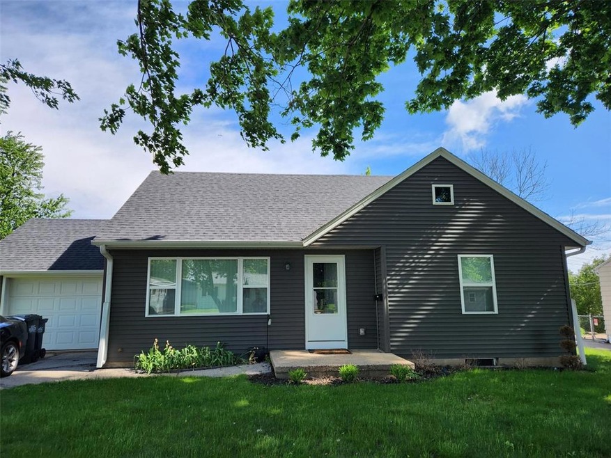 107 E Willman St, Hiawatha, IA 52233 - photo 1