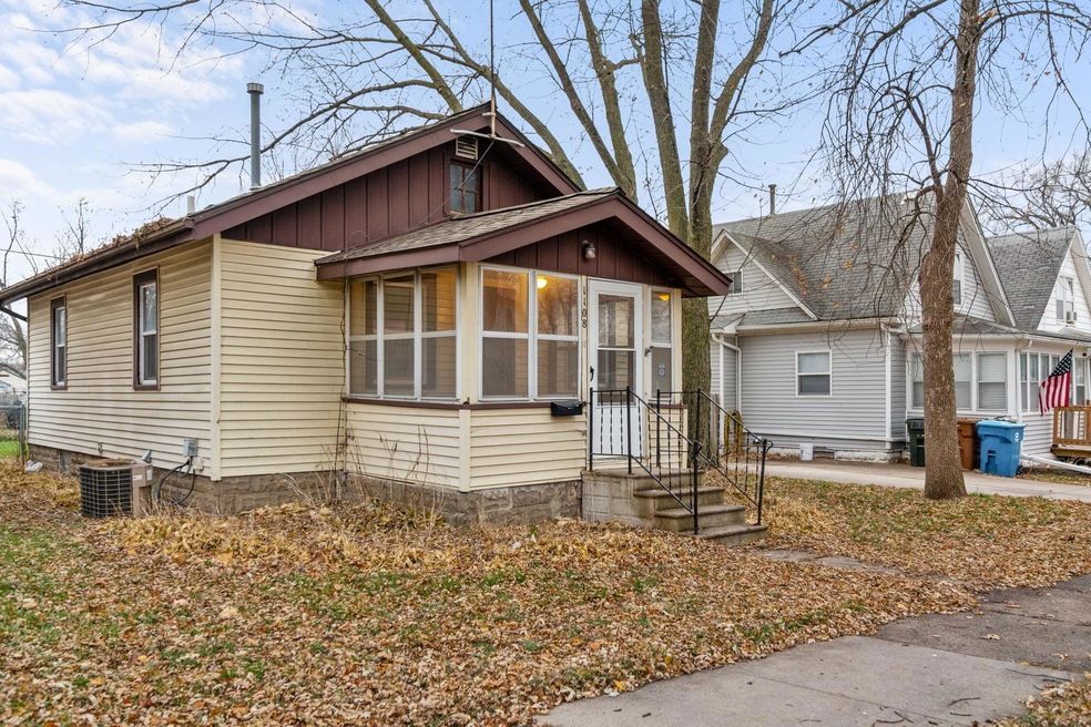 1108 Hawthorne Ave, Waterloo, IA 50702 - photo 1