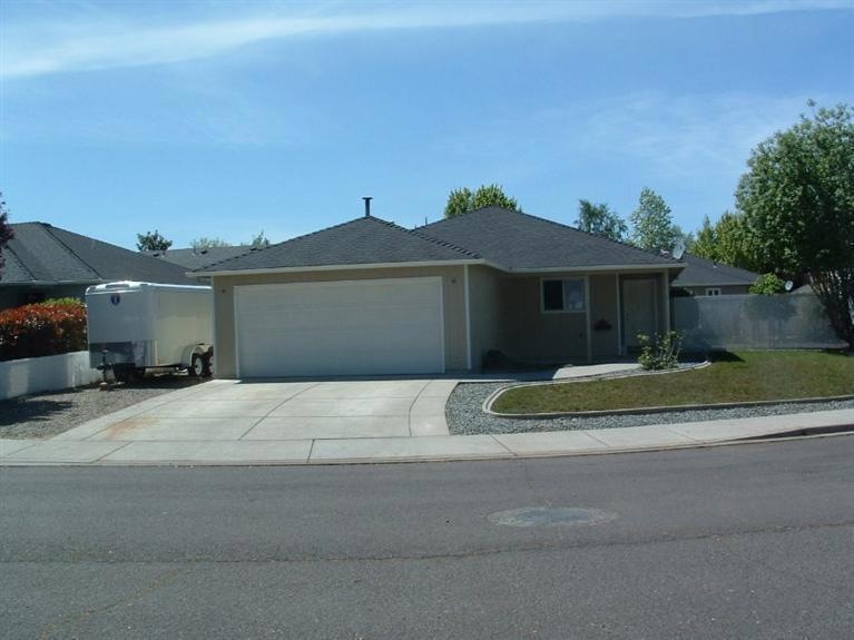 567 Village Dr, Central Point, OR 97502 - photo 1