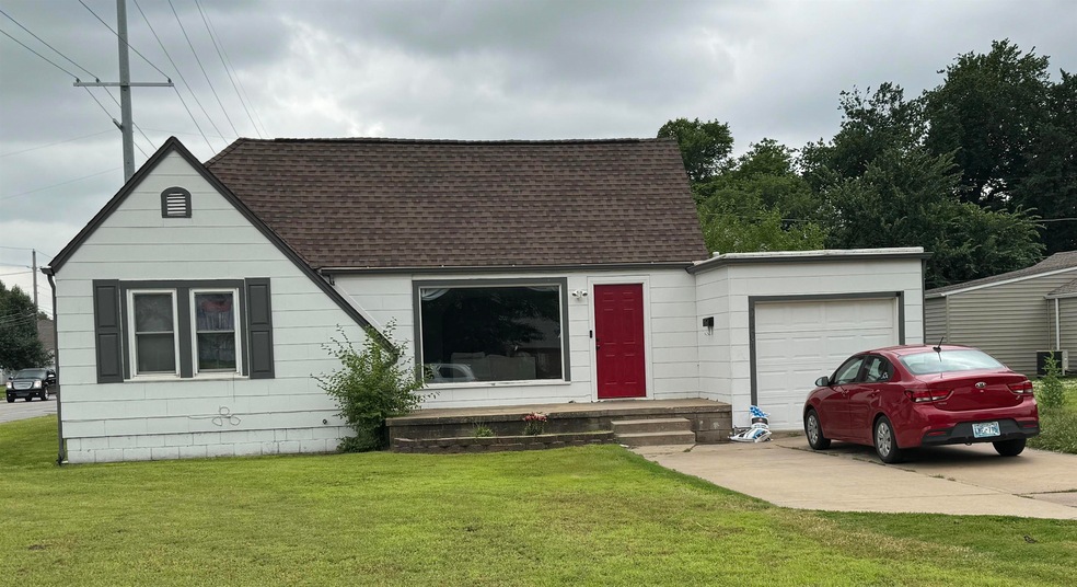 2401 W Broadway Ave, Enid, OK 73703 - photo 1