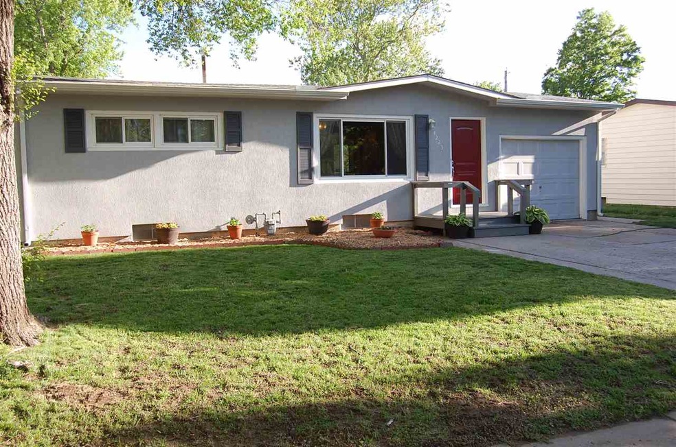 Beautiful curb appeal with double driveway for ext