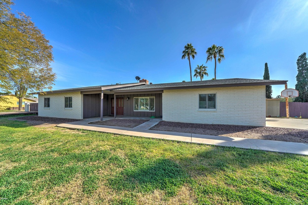 943 E Desert Ln-4