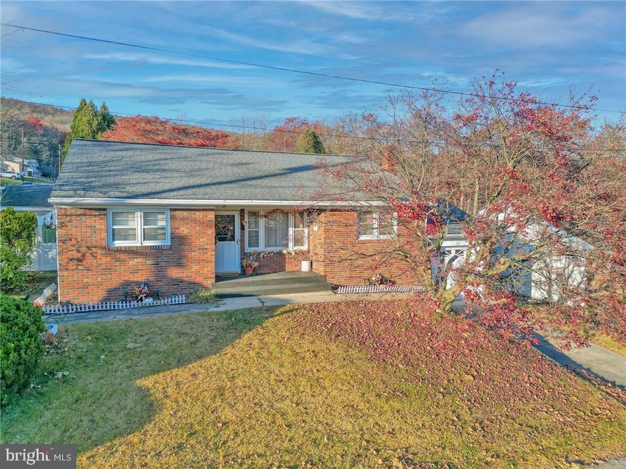 405 W Elm St, Tamaqua, PA 18252 - photo 1