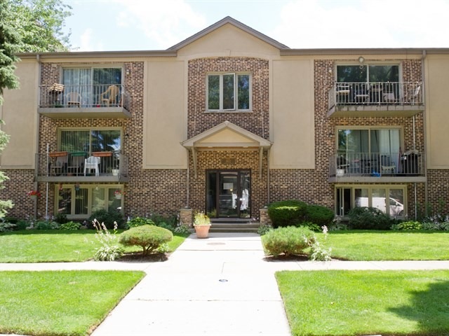 1611 Ashland Ave unit 204, Des Plaines, IL 60016 - photo 1