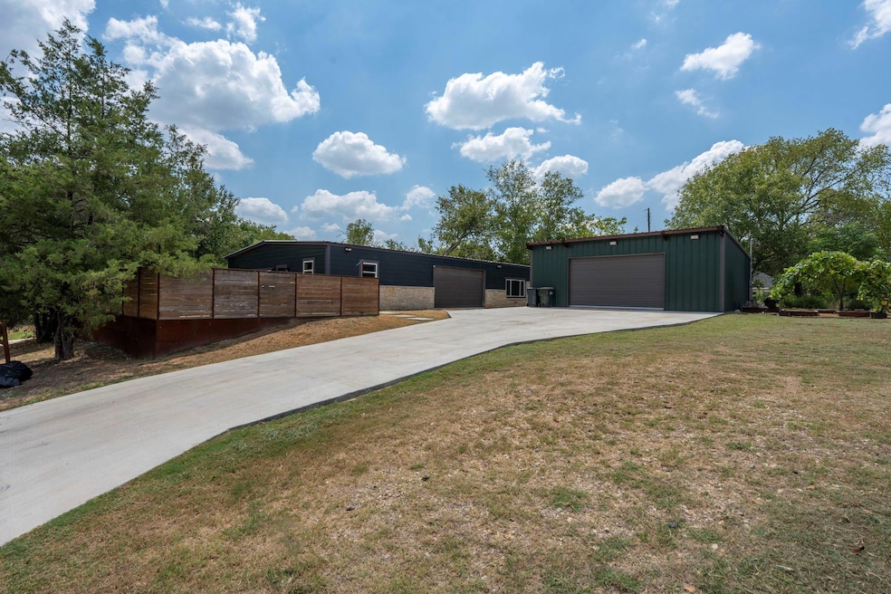 202 E Newton St, Luling, TX 78648 - photo 1