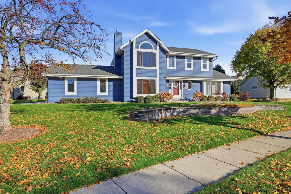 858 Laureate Dr, Pewaukee, WI 53072 - photo 1