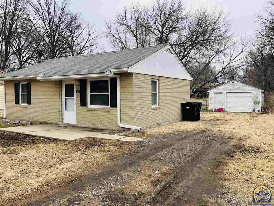221 SW Terra Dr, Topeka, KS 66609 - photo 1