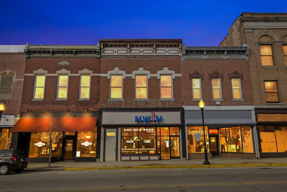 26 N Broadway unit 2A, Aurora, IL 60505 - photo 1