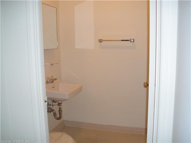 193 National Ave unit 4, Waterbury, CT 06705 - photo 1