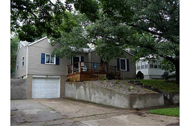 1305 E 33rd Ct, Des Moines, IA 50317 - photo 1