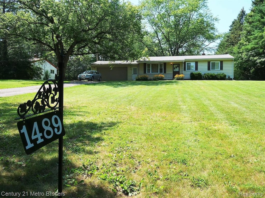 1489 Autumn Dr, Flint, MI 48532 - photo 1