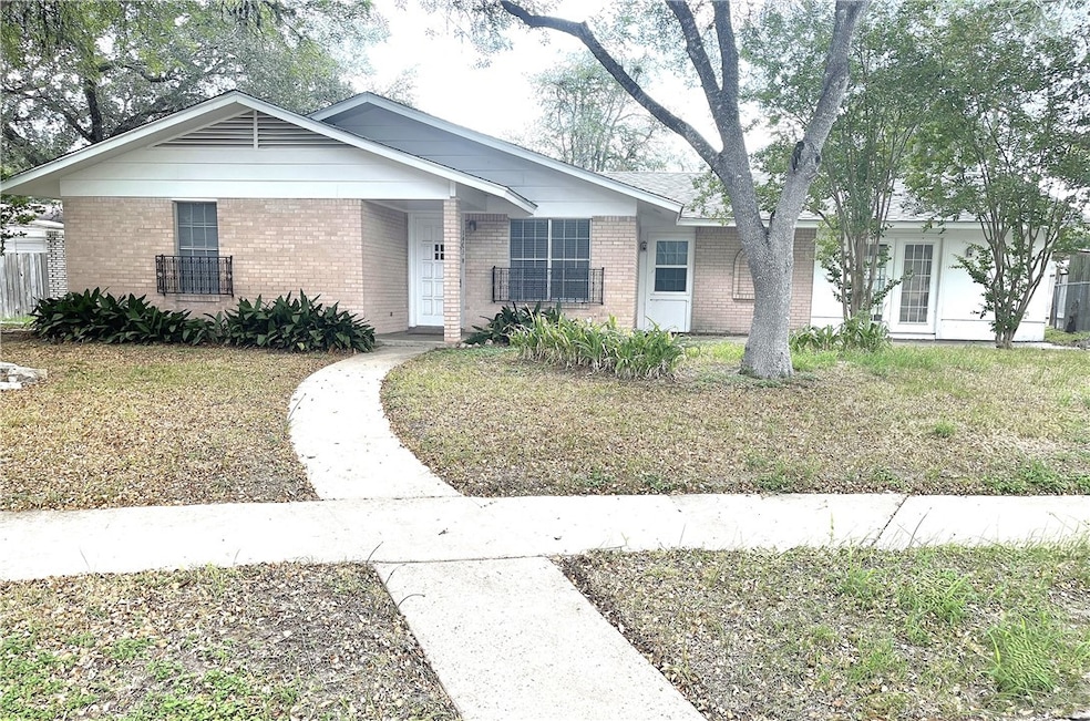 1403 Kingfisher Dr, Beeville, TX 78102 - photo 1