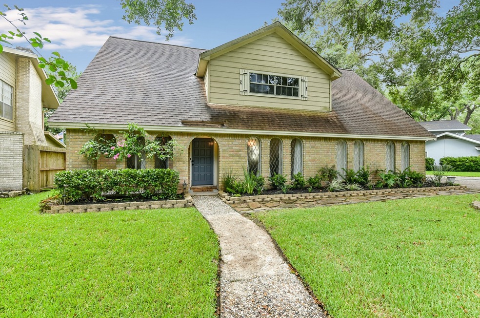 128 Saint Cloud Dr, Friendswood, TX 77546 - photo 1