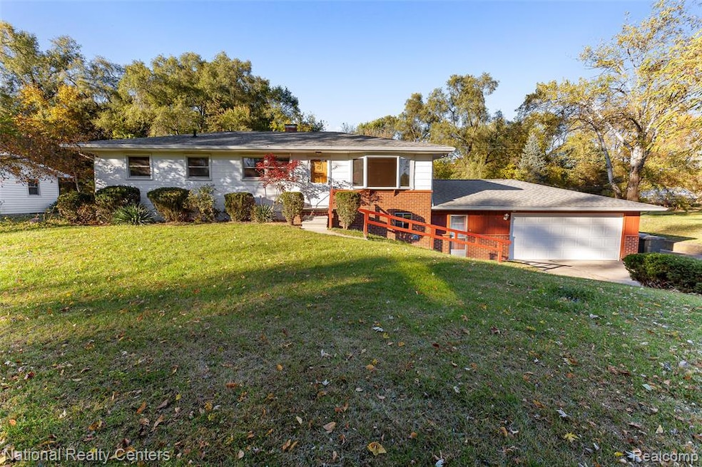 11655 Shorecrest Ct, South Lyon, MI 48178 - photo 1