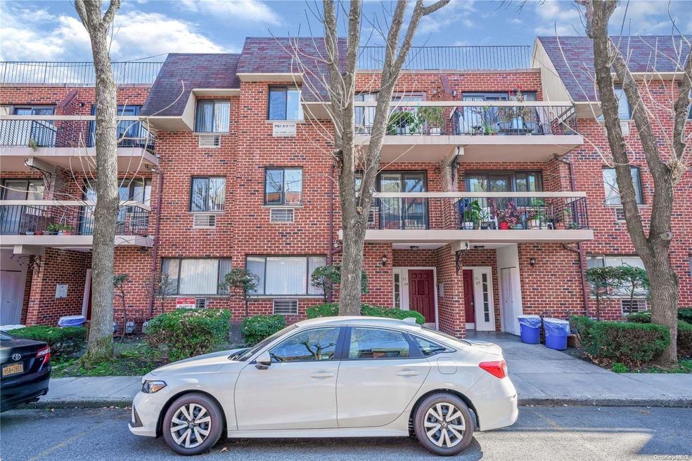 71-5 Sutton Place unit 2, Fresh Meadows, NY 11365 - photo 1