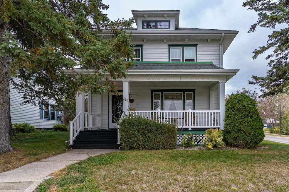 221 E 6th St, Crookston, MN 56716 - photo 1