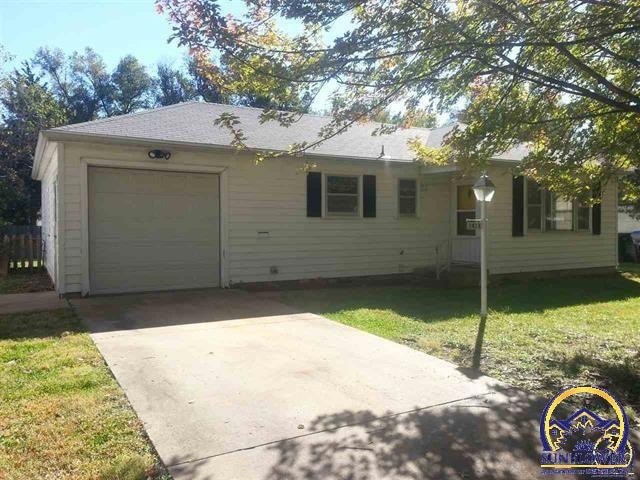 2424 SW Duncan Dr, Topeka, KS 66614 - photo 1