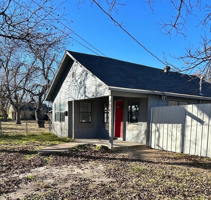 218 N 4th St W, Clyde, TX 79510 - photo 1