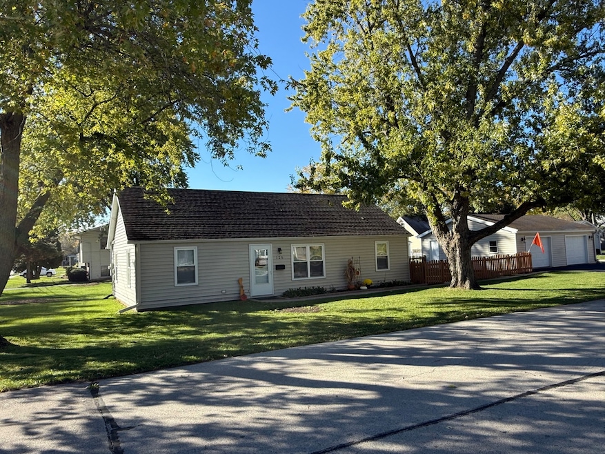 126 E Kerr St, Sycamore, IL 60178 - photo 1
