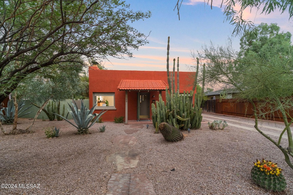 1-web-or-mls-2809 E Lester St - MLS Imag