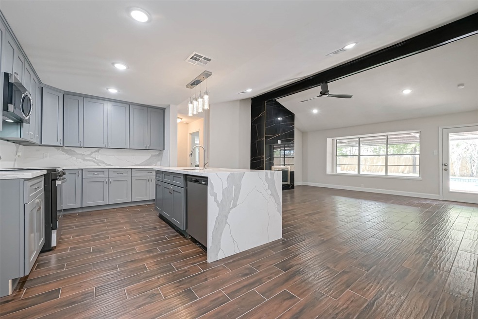 16511 Bougainvilla Ln, Friendswood, TX 77546 - photo 1