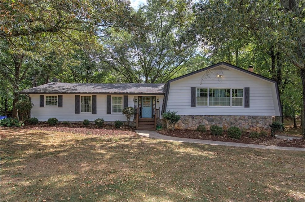 View of front facade featuring a front yard