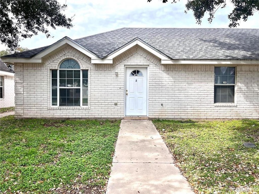Ranch-style house with roof with shingles, a front lawn, and brick siding