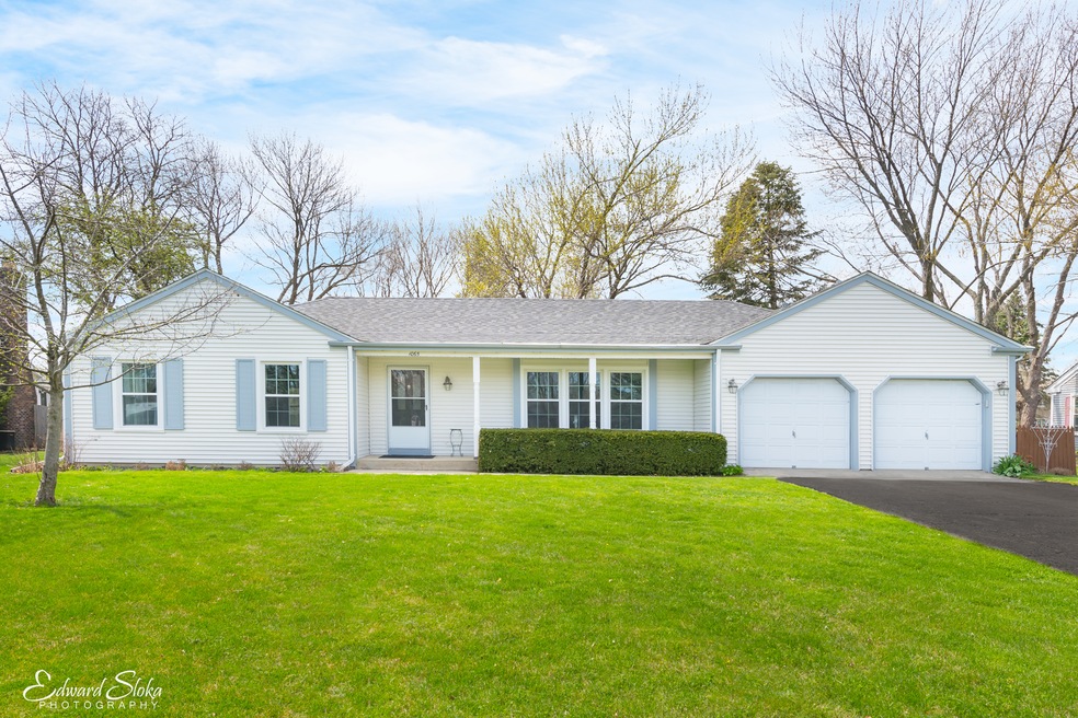 1065 Woodland Hills Rd unit 2, Batavia, IL 60510 - photo 1