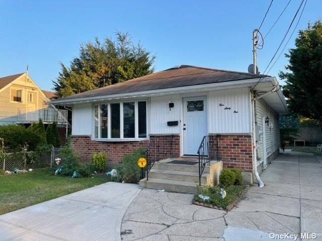 561 Greenway E, West Hempstead, NY 11552 - photo 1