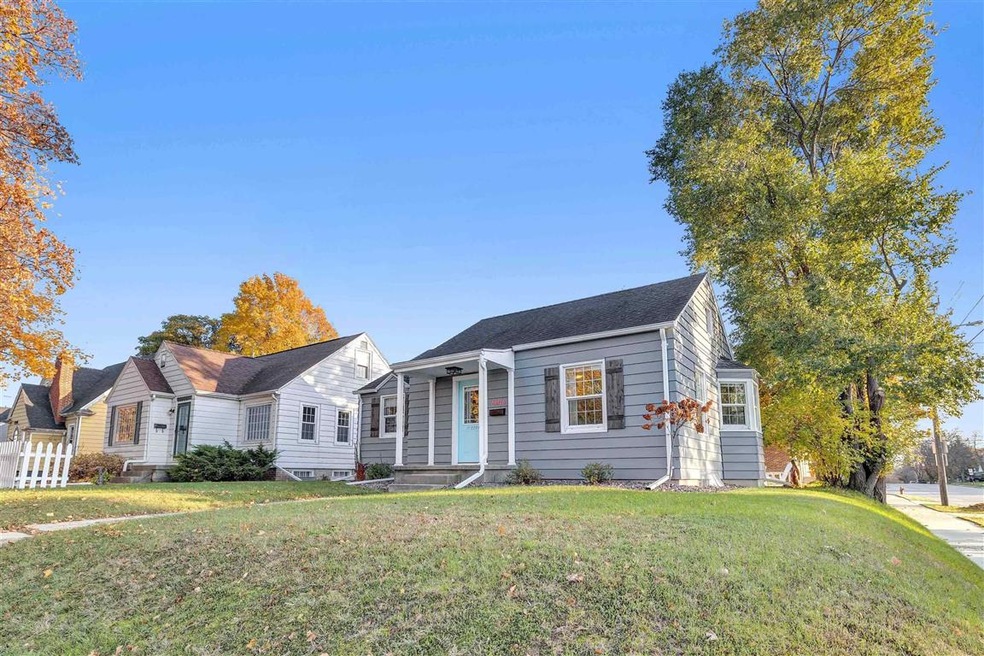 2241 La Follette Ave, Manitowoc, WI 54220 - photo 1